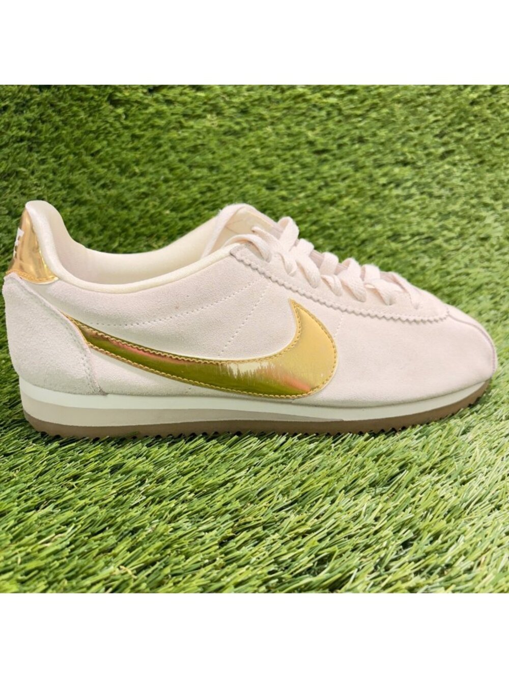 Nike Classic Cortez SE Womens Size 9.5 Beige Gold Suede Athletic Shoes Sneakers